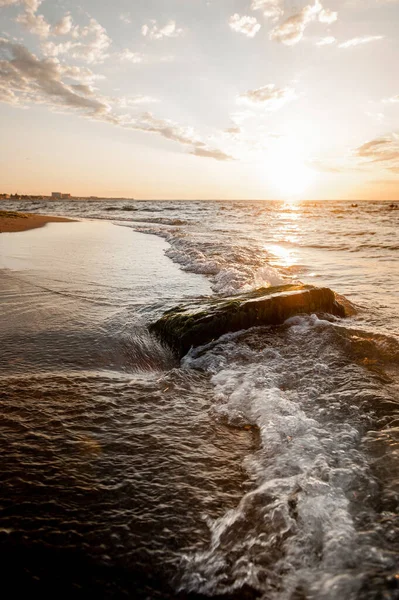 Великий камінь у морській воді і бризкаючі хвилі, море — стокове фото