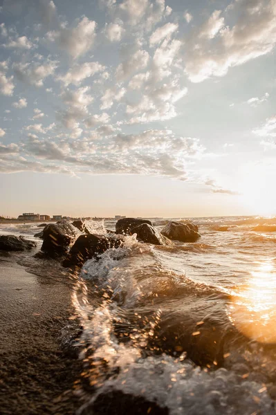 Landscape of the sea at dawn, waves and splashes of water in the sun — Stock Photo, Image