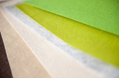 Keçeli kumaş seti. Hafif bir arkaplanda uzan