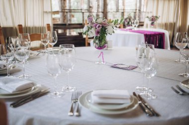 Yemeksiz ve misafirsiz bir restoranda yemek masası.