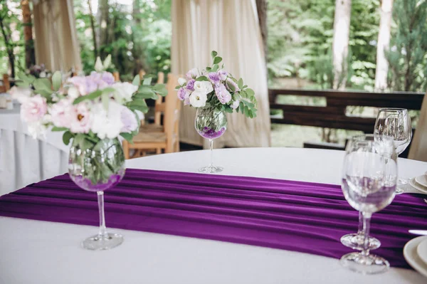 아름답게 차려 놓은 식탁과 식당에 있는 보라색 식탁보. — 스톡 사진