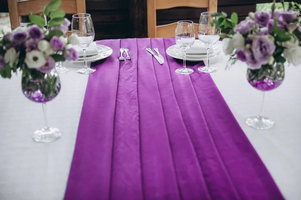 Glasses, plates, forks and knives are served in the restaurant — Stock Photo, Image