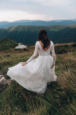 Gelin sırtı dağlarda çimlerde yürür