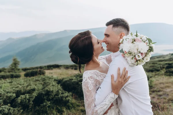 Yeni evliler dağlarda düğün gününün tadını çıkarırlar.