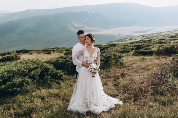 Новобрачные наслаждаются свадьбой в горах — стоковое фото