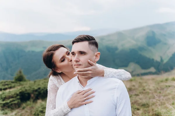 Düğün, Güzel Romantik Gelin ve Damat Dağlarda Öpüşme ve Sarılma — Stok fotoğraf