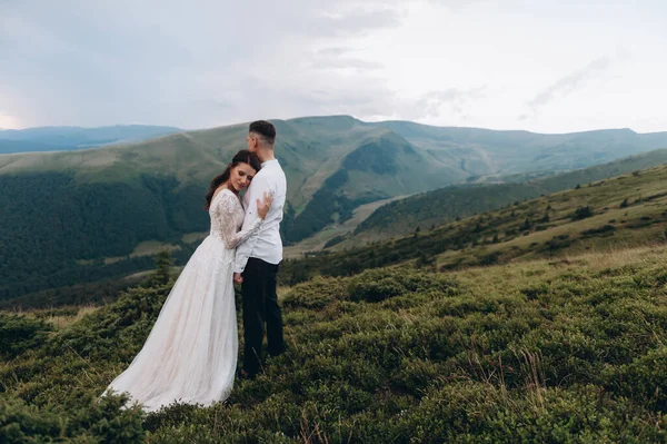Belle mariée et marié à la montagne — Photo