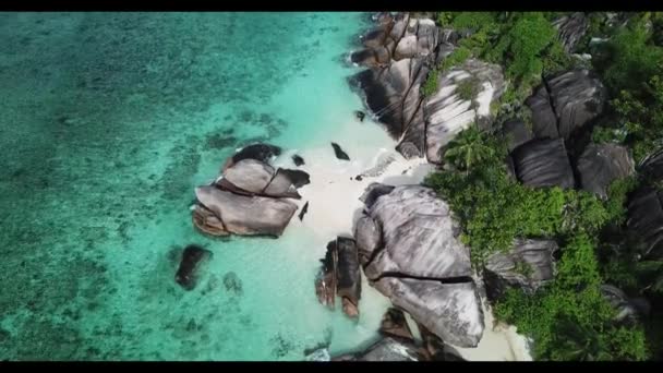 熱帯の島のターコイズ色のラグーン 復元力 日焼け止め 入浴のための美しい場所 暖かい水 白い砂浜 — ストック動画