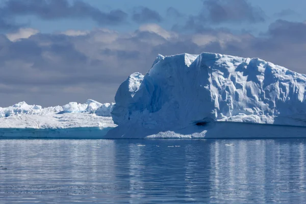 科学的な船で南極大陸に沿って旅行します 海の住民と地球温暖化の勉強 な形や色の氷山 — ストック写真
