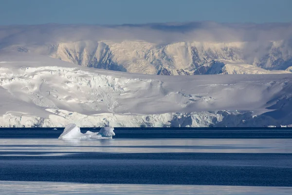 Reizen Langs Antarctica Het Wetenschappelijke Vaartuig Bestuderen Van Ices Zee — Stockfoto