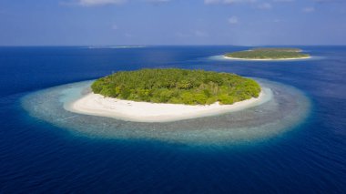 Tropikal adalar ve atolls. Dron--dan ateş. Okyanusun saf turkuaz suları. Beyaz mercan kum ve mavi lagün