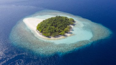 Tropikal adalar ve atolls. Dron--dan ateş. Okyanusun saf turkuaz suları. Beyaz mercan kum ve mavi lagün
