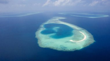 Tropikal adalar ve atolls. Dron--dan ateş. Okyanusun saf turkuaz suları. Beyaz mercan kum ve mavi lagün