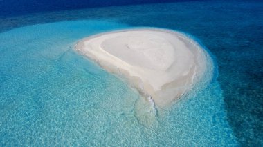 Tropikal adalar ve atolls. Dron--dan ateş. Okyanusun saf turkuaz suları. Beyaz mercan kum ve mavi lagün