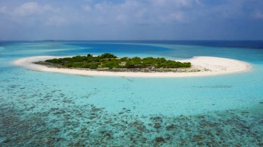 Tropikal adalar ve atolls. Dron--dan ateş. Okyanusun saf turkuaz suları. Beyaz mercan kum ve mavi lagün