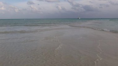 Tropik adalar ve adalar. Okyanusun saf turkuaz suları. Beyaz mercan kumu ve mavi gölcükler