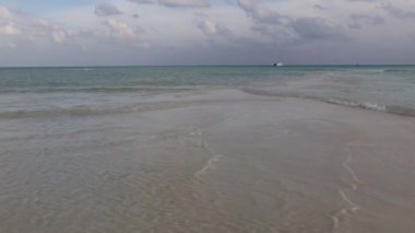 Tropik adalar ve adalar. Okyanusun saf turkuaz suları. Beyaz mercan kumu ve mavi gölcükler