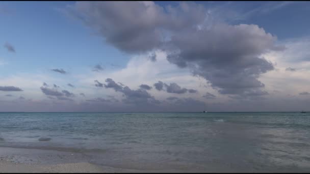 熱帯の島や環礁 海の純粋なターコイズブルーの海 白いサンゴの砂と青いラグーン — ストック動画