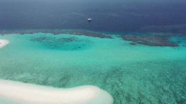 Okyanusu Adaları uçak mercan kum kar-beyaz plajları ile çekim.