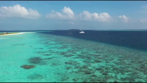 サンゴ砂の純白のビーチと海の島のドローンから撮影 — ストック動画