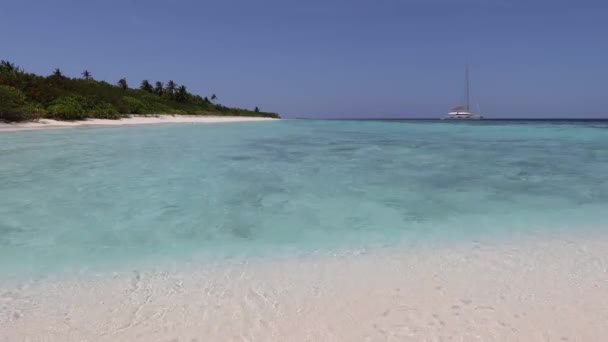 Schieten Uit Het Gedreun Van Eilanden Oceaan Met Sneeuwwitte Stranden — Stockvideo