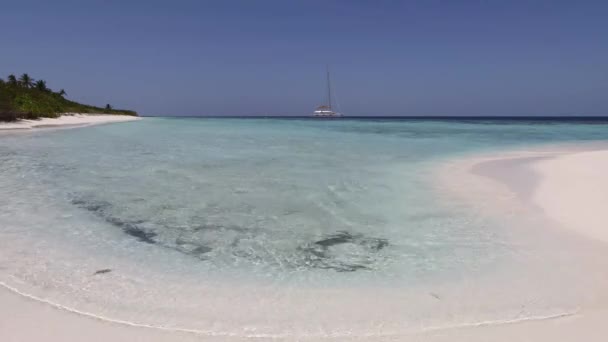 Стрельба Беспилотника Океанских Островов Белоснежными Пляжами Кораллового Песка — стоковое видео