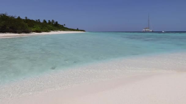 Schieten Uit Het Gedreun Van Eilanden Oceaan Met Sneeuwwitte Stranden — Stockvideo