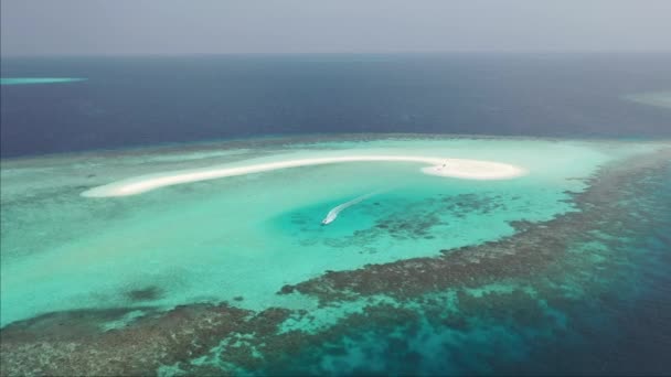 サンゴ砂の純白のビーチと海の島のドローンから撮影 — ストック動画