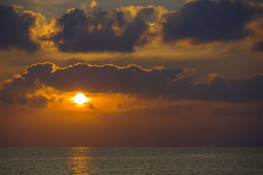 Tropikal adalar ve atolls. Okyanusun saf turkuaz suları. Beyaz mercan kum ve mavi lagün. Renkli dawn ve düşüşler.