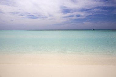 Tropikal adalar ve atolls. Okyanusun saf turkuaz suları. Beyaz mercan kum ve mavi lagün. Renkli dawn ve düşüşler.