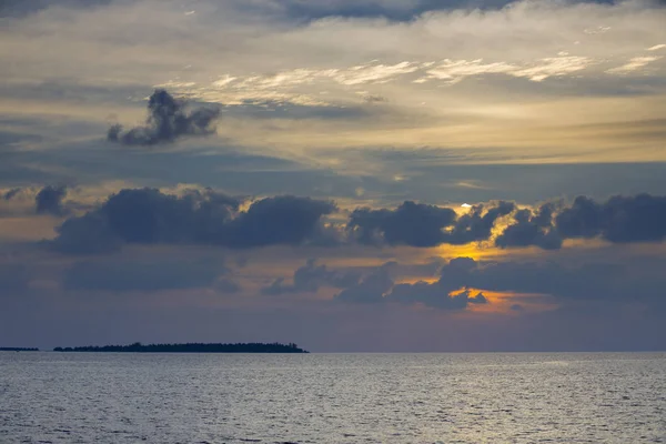 Tropikal Adalar Atolls Okyanusun Saf Turkuaz Suları Beyaz Mercan Kum — Stok fotoğraf