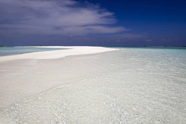 Tropické Ostrovy Atoly Čisté Tyrkysové Vody Oceánu Bílý Korálový Písek — Stock fotografie