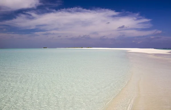 热带岛屿和环礁 纯净的绿松石般的海水 白色珊瑚沙和蓝色泻湖 五颜六色的黎明和下降 — 图库照片