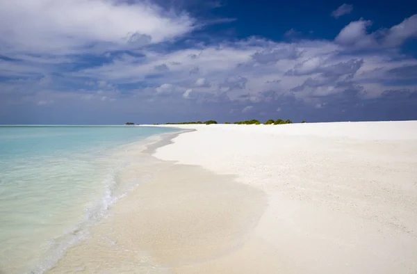 Tropikal Adalar Atolls Okyanusun Saf Turkuaz Suları Beyaz Mercan Kum — Stok fotoğraf