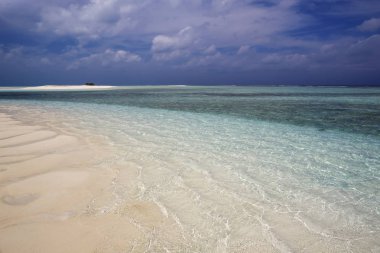 Tropikal adalar ve atolls. Okyanusun saf turkuaz suları. Beyaz mercan kum ve mavi lagün. Renkli dawn ve düşüşler.