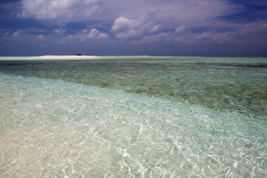 Tropikal adalar ve atolls. Okyanusun saf turkuaz suları. Beyaz mercan kum ve mavi lagün. Renkli dawn ve düşüşler.