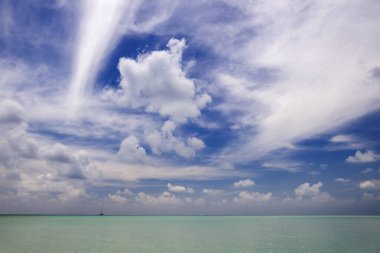 Tropikal adalar ve atolls. Okyanusun saf turkuaz suları. Beyaz mercan kum ve mavi lagün. Renkli dawn ve düşüşler.