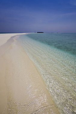 Tropikal adalar ve atolls. Okyanusun saf turkuaz suları. Beyaz mercan kum ve mavi lagün. Renkli dawn ve düşüşler.