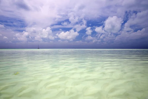 Тропические Острова Атоллы Чистая Бирюзовая Вода Океана Белый Коралловый Песок — стоковое фото