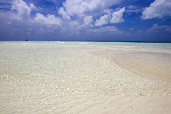 Tropikalne Wyspy Atole Czyste Turkusowe Wody Oceanu Biały Koral Piasku — Zdjęcie stockowe