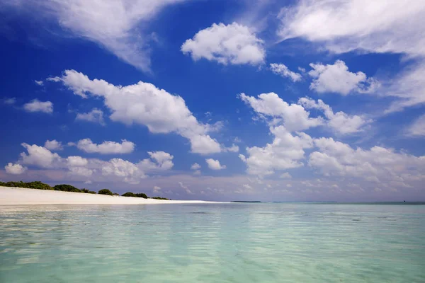 Tropikal Adalar Atolls Okyanusun Saf Turkuaz Suları Beyaz Mercan Kum — Stok fotoğraf