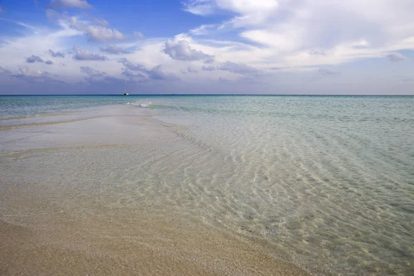 Tropikal Adalar Atolls Okyanusun Saf Turkuaz Suları Beyaz Mercan Kum — Stok fotoğraf