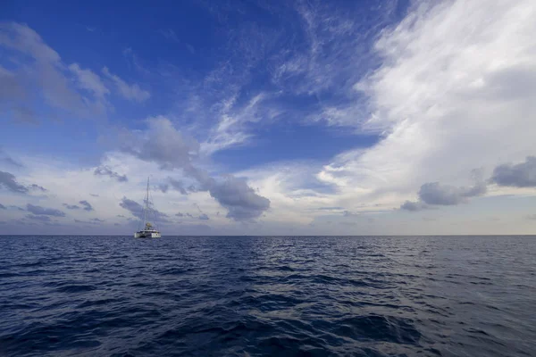 Tropische Inseln Und Atolle Türkisfarbenes Wasser Des Ozeans Weißer Korallensand — Stockfoto