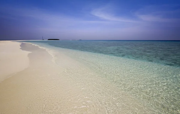 热带岛屿和环礁 纯净的绿松石般的海水 白色珊瑚沙和蓝色泻湖 五颜六色的黎明和下降 — 图库照片