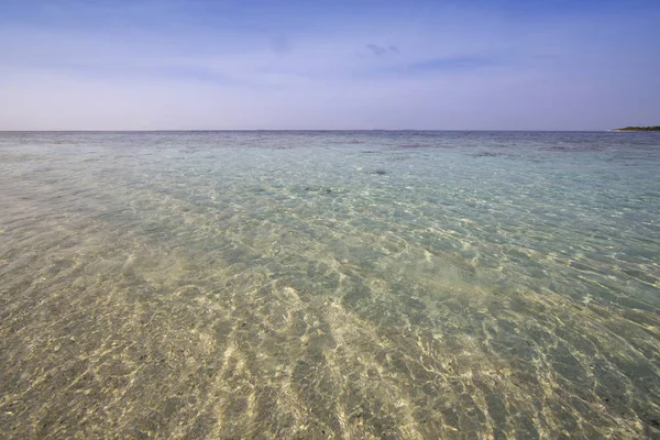 Tropikalne Wyspy Atole Czyste Turkusowe Wody Oceanu Biały Koral Piasku — Zdjęcie stockowe