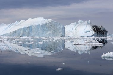 Gezegenimizin kutup bölgelerinin doğası ve manzaraları. Buzlar arasında bilimsel gemiyle seyahat edin. Küresel ısınma olgusu üzerinde çalışıyorum. Olağandışı şekil ve renklerin buzdağları ve buzdağları.