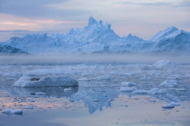 Gezegenimizin kutup bölgelerinin doğası ve manzaraları. Buzlar arasında bilimsel gemiyle seyahat edin. Küresel ısınma olgusu üzerinde çalışıyorum. Olağandışı şekil ve renklerin buzdağları ve buzdağları.
