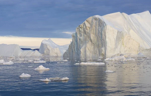 我们星球极地地区的自然和地貌 乘科学船在冰层中旅行 研究全球变暖的现象 不同寻常的形状和颜色的冰和冰山 — 图库照片