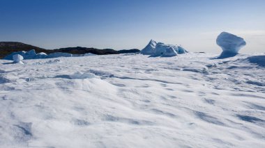 Buzdağları üzerinden uçuş ve kısa bir mesafeden uçların çekim. Çözünme izleri olan bir buzdağı yüzeyi. Küresel ısınma bir fenomen araştırma. Dünya Okyanusu 'nda yüzen buz ton milyonlarca