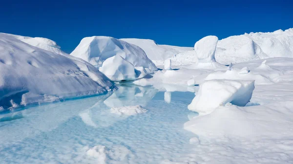 氷山の上を飛行し 短い距離で氷の撮影 解凍痕跡を持つ氷山の表面 地球温暖化現象の研究世界の海洋に浮かぶ氷の何百万トン — ストック写真